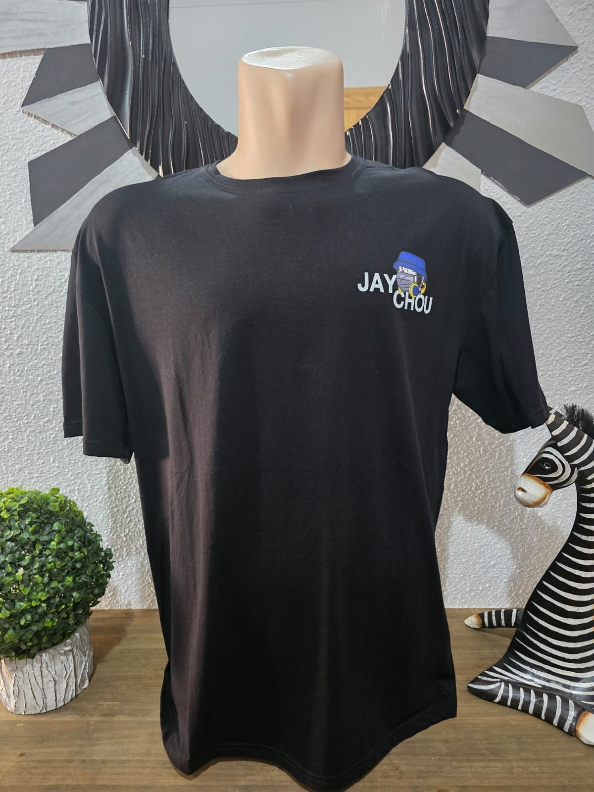 Camiseta negra con estampado