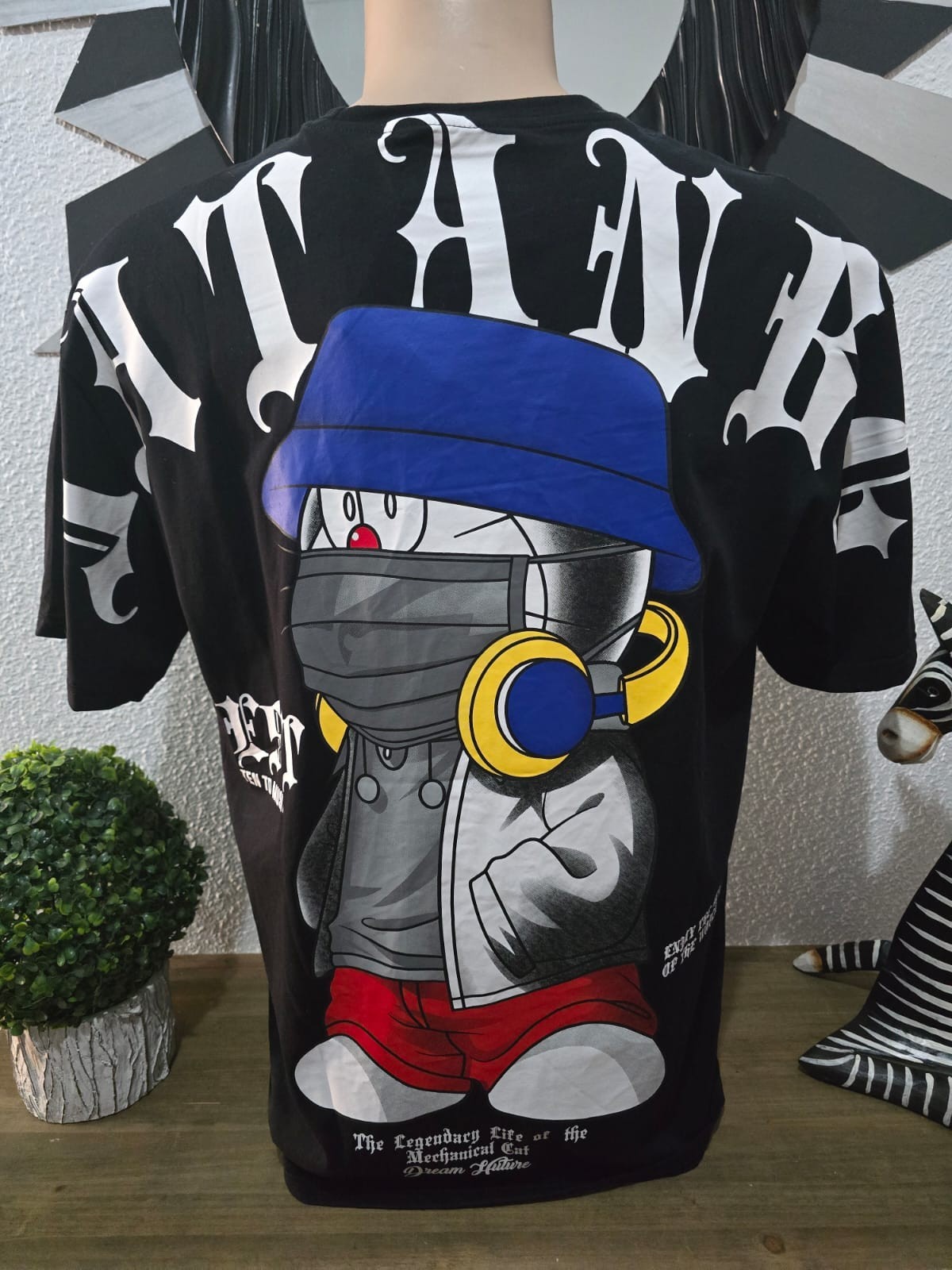 Camiseta negra con estampado