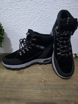 Botas de montaña negras