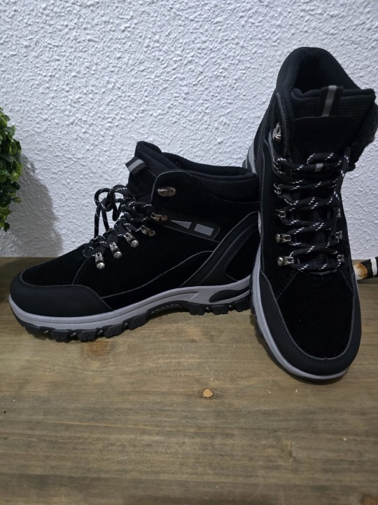 Botas de montaña negras