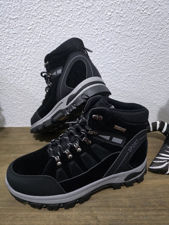 Botas de montaña negras