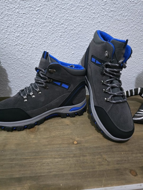 Botas de montaña grises