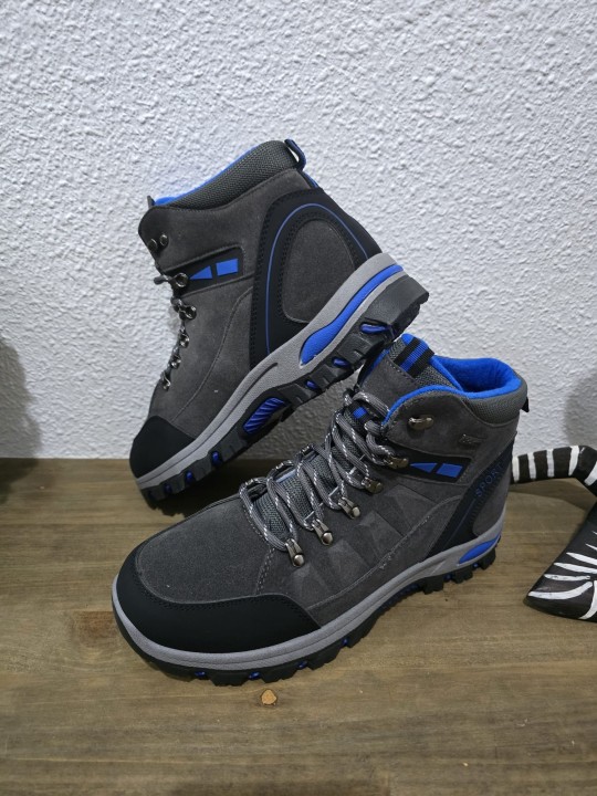 Botas de montaña grises