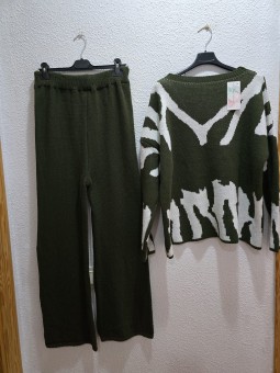 Pantalón verde con jersey mujer