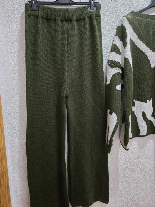 Pantalón verde con jersey mujer